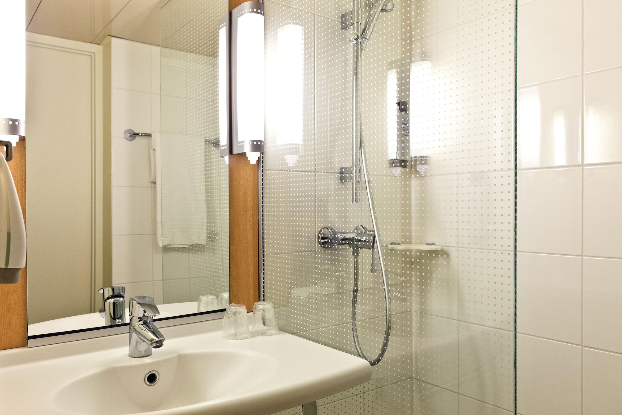 Ibis Centre Hotel 3*